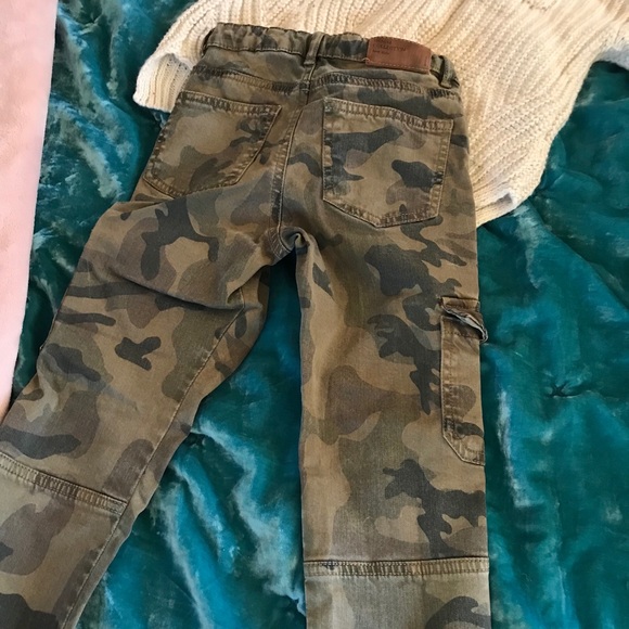 Zara girls size camouflage jeans with Zara sweater - Picture 2 of 4